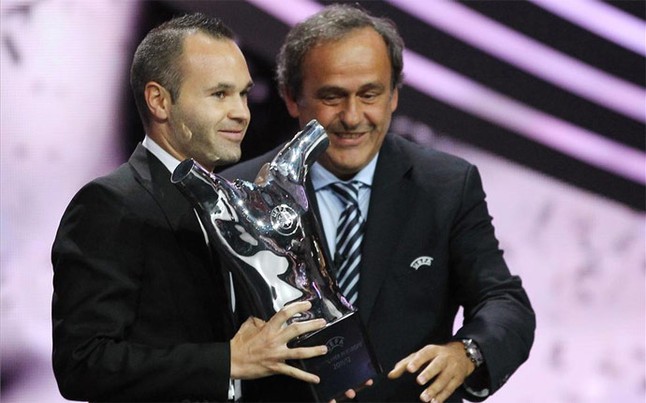 Trước đó, Iniesta cũng đã vượt qua nhiều ngôi sao khác của Châu Âu để giành danh hiệu "Cầu thủ chơi hay nhất EURO 2012".